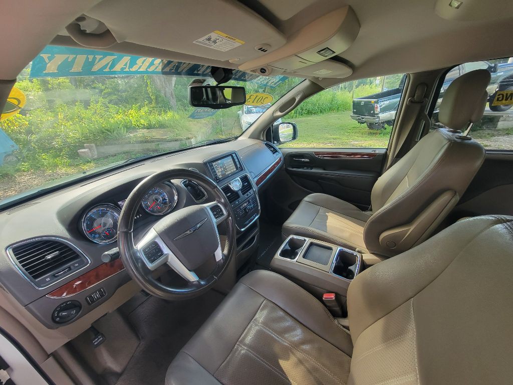 2013 Chrysler Town & Country Image 14
