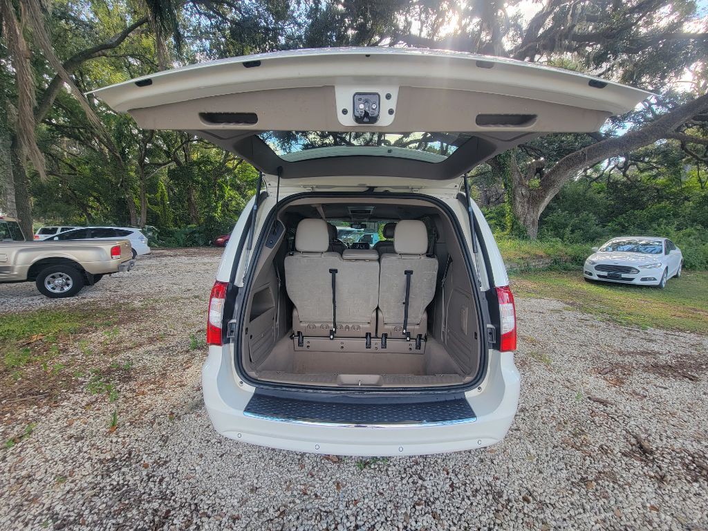 2013 Chrysler Town & Country Image 21
