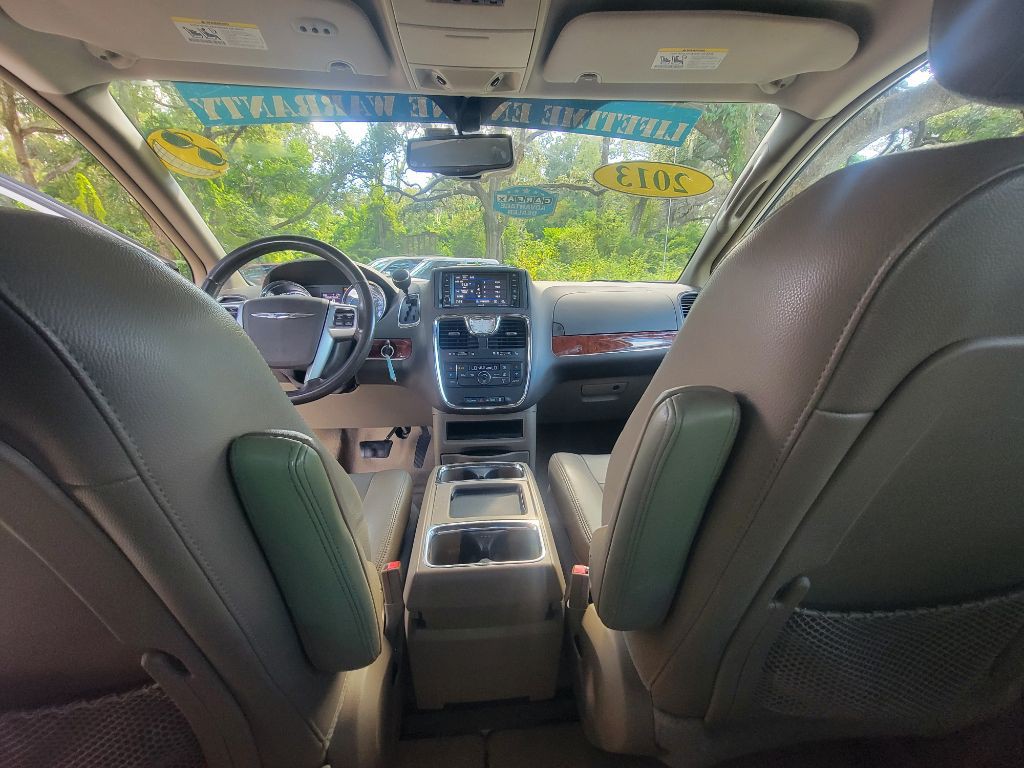 2013 Chrysler Town & Country Image 24