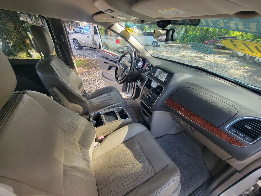 2013 Chrysler Town & Country Image 26
