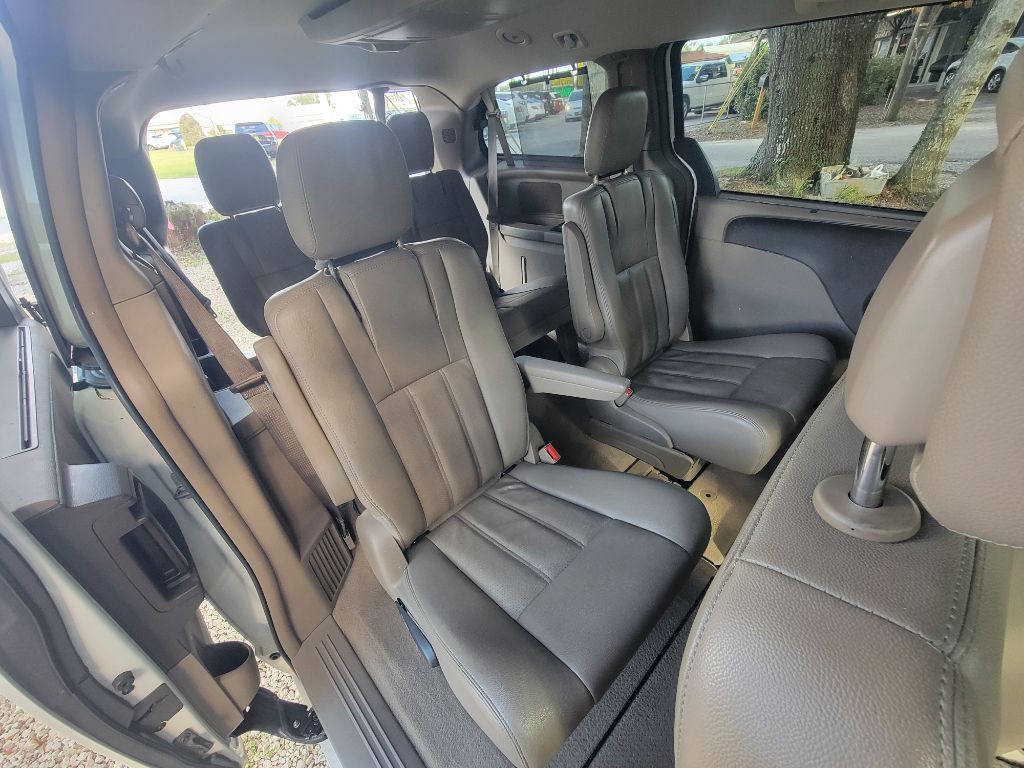 2013 Chrysler Town & Country Image 27