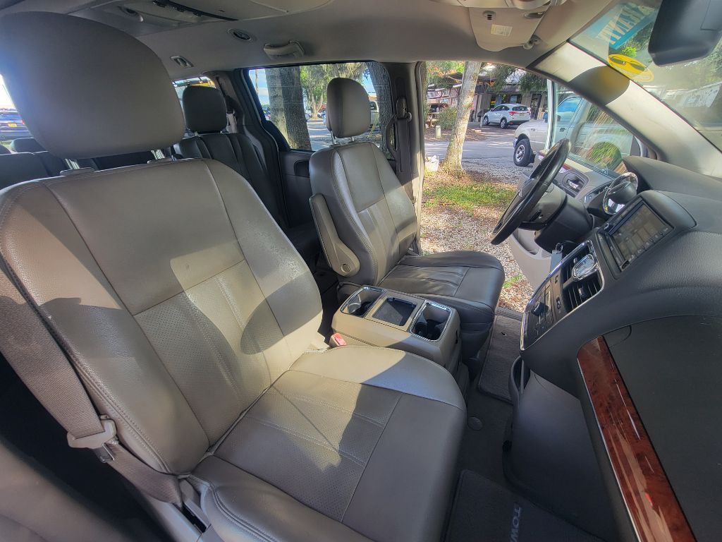 2013 Chrysler Town & Country Image 28