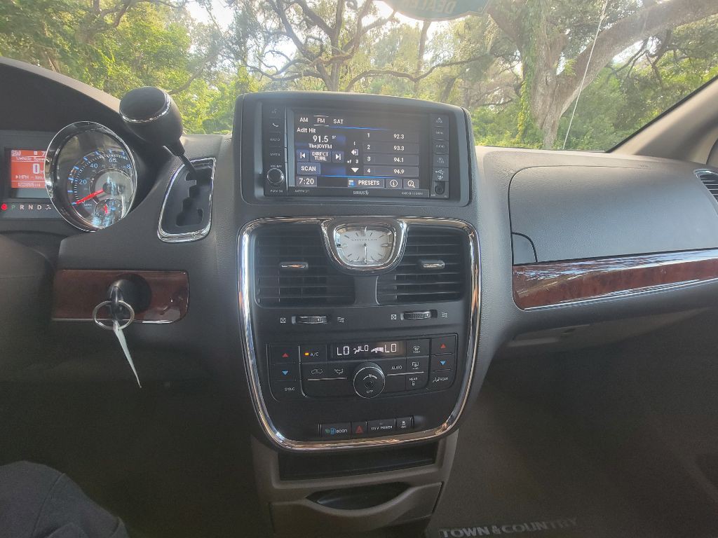 2013 Chrysler Town & Country Image 29