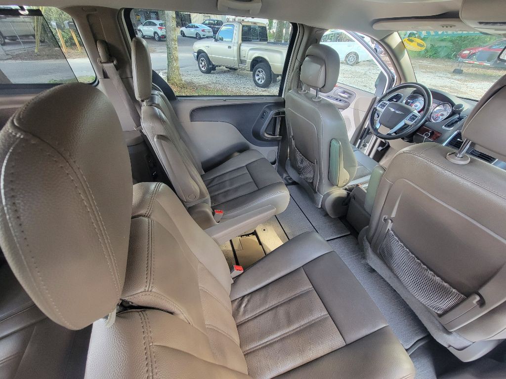 2013 Chrysler Town & Country Image 30
