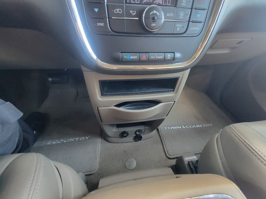 2013 Chrysler Town & Country Image 32