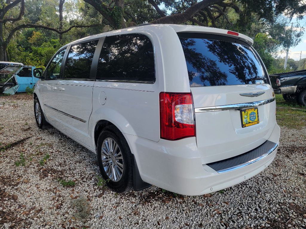 2013 Chrysler Town & Country Image 2