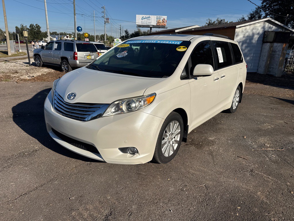2012 Toyota Sienna Image 3