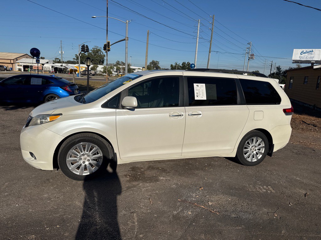 2012 Toyota Sienna Image 4