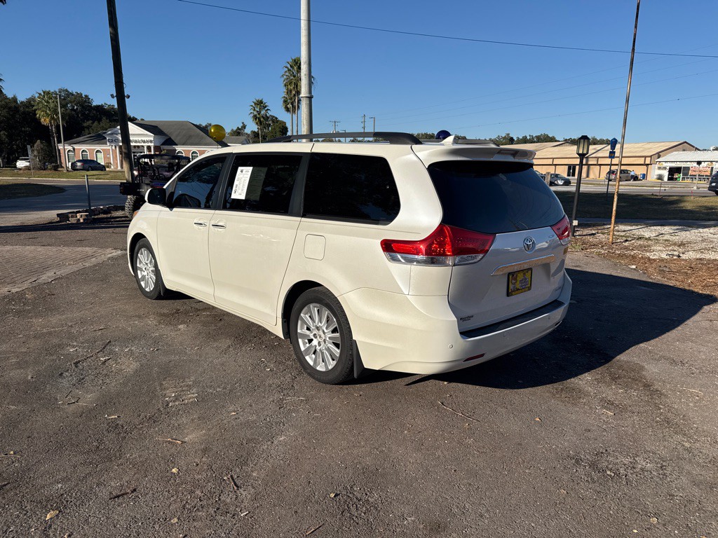 2012 Toyota Sienna Image 5