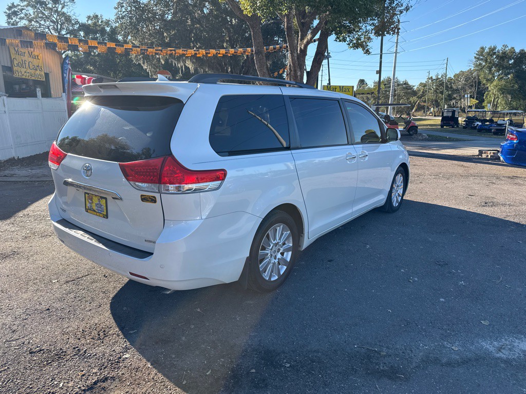 2012 Toyota Sienna Image 7