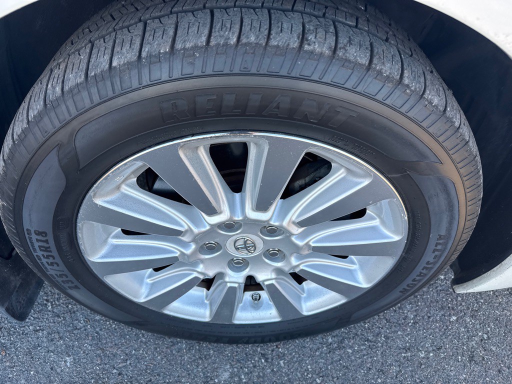 2012 Toyota Sienna Image 9