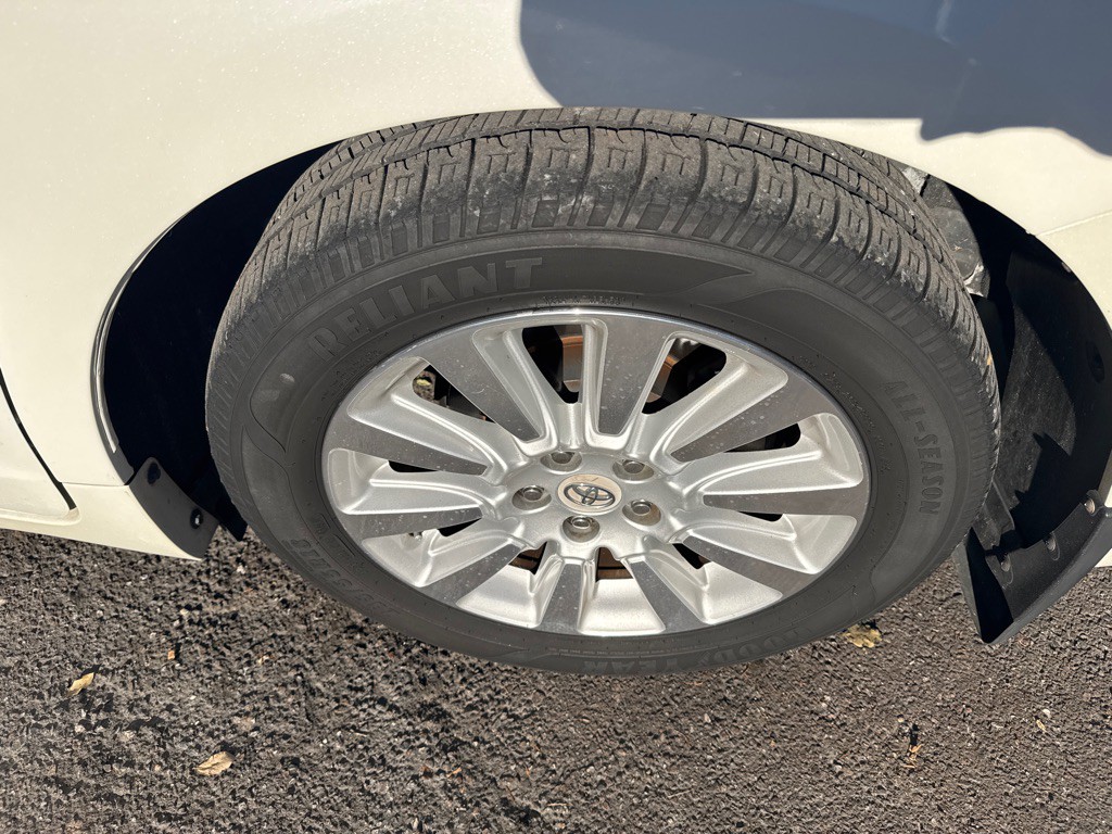 2012 Toyota Sienna Image 11