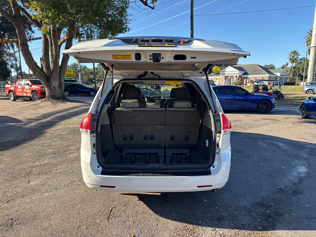 2012 Toyota Sienna Image 12