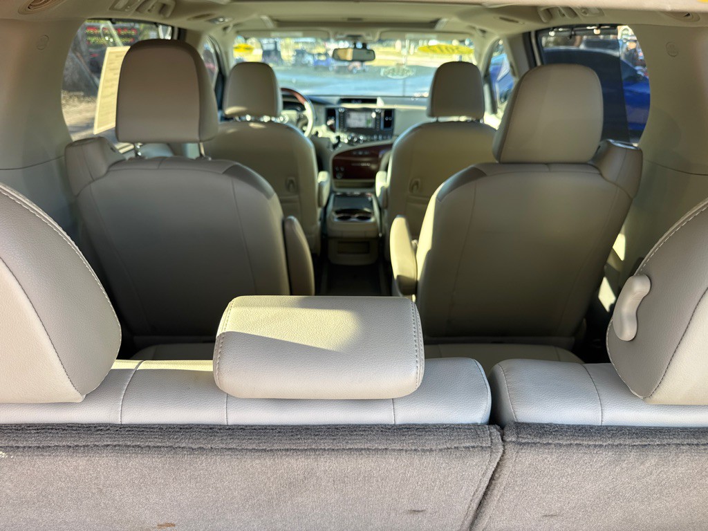2012 Toyota Sienna Image 14