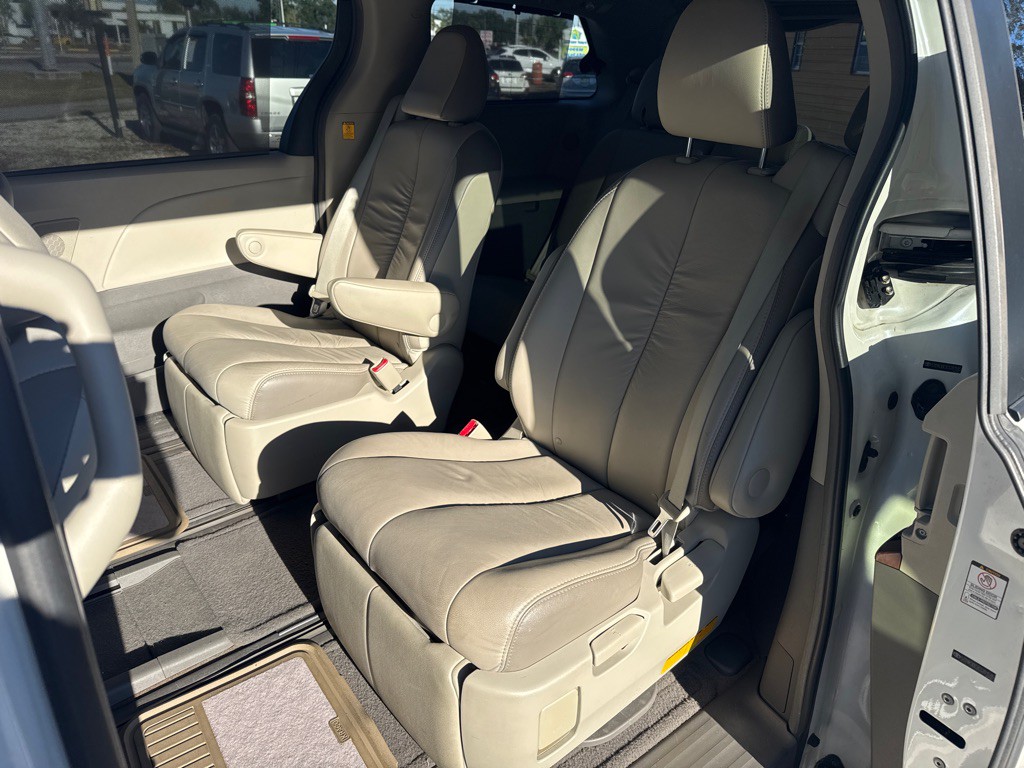 2012 Toyota Sienna Image 16