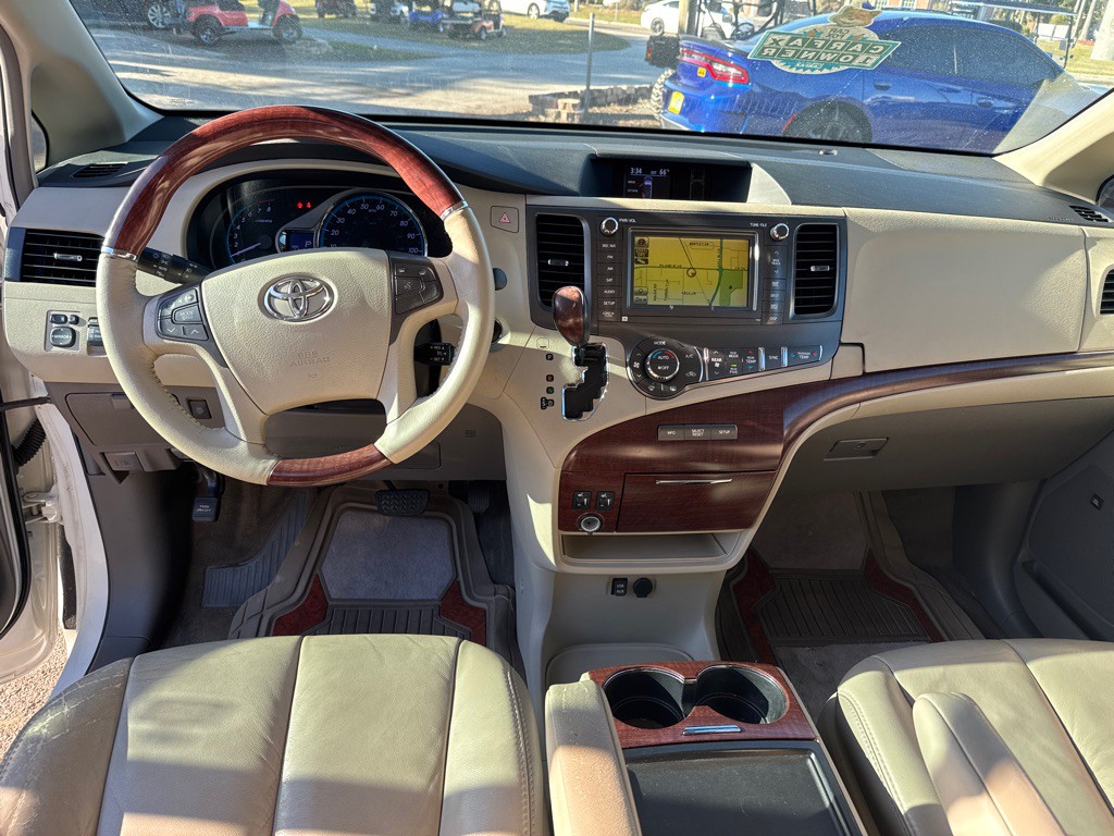 2012 Toyota Sienna Image 17