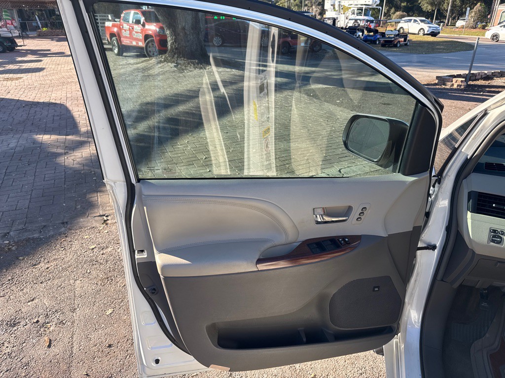 2012 Toyota Sienna Image 20