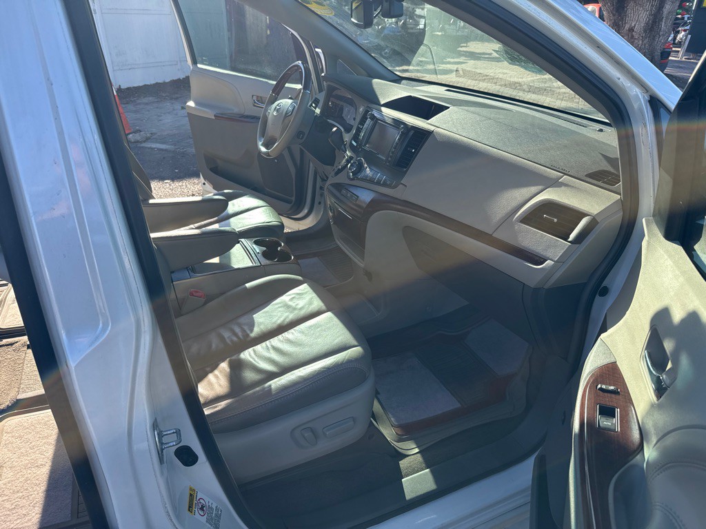 2012 Toyota Sienna Image 23