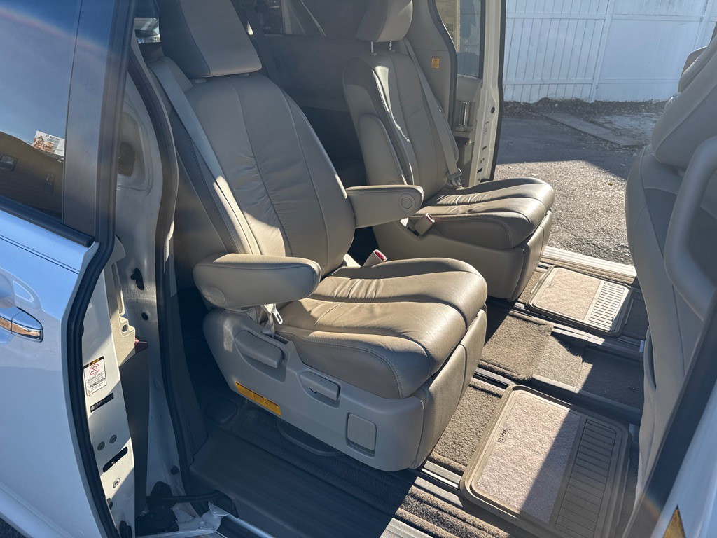 2012 Toyota Sienna Image 24