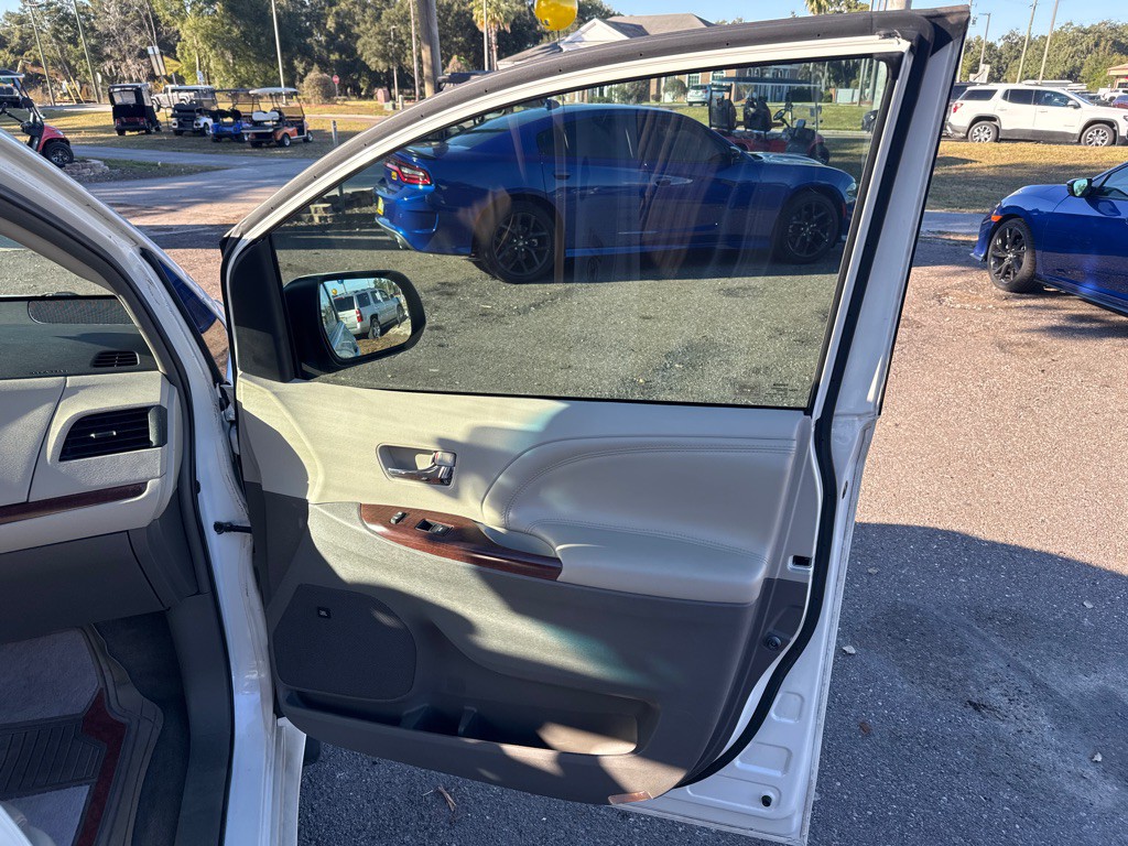 2012 Toyota Sienna Image 25
