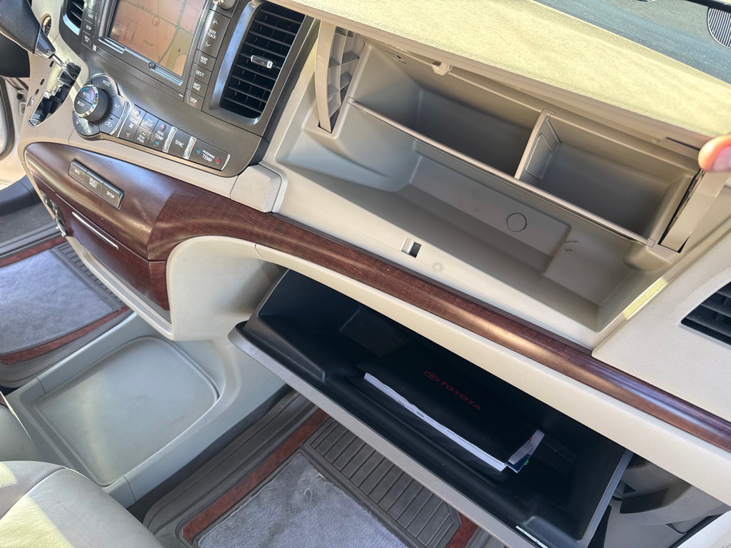 2012 Toyota Sienna Image 26