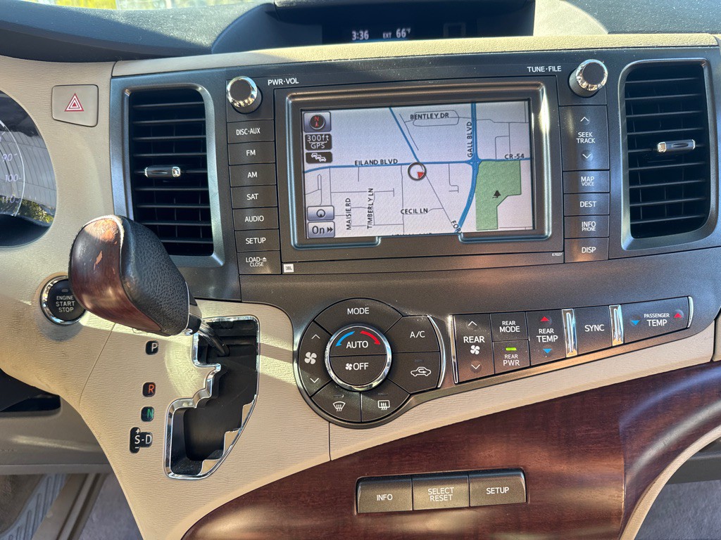 2012 Toyota Sienna Image 29