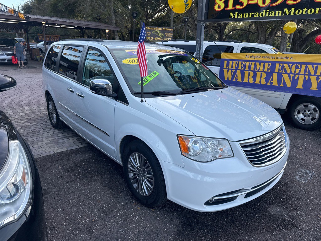 2016 Chrysler Town & Country Image 1