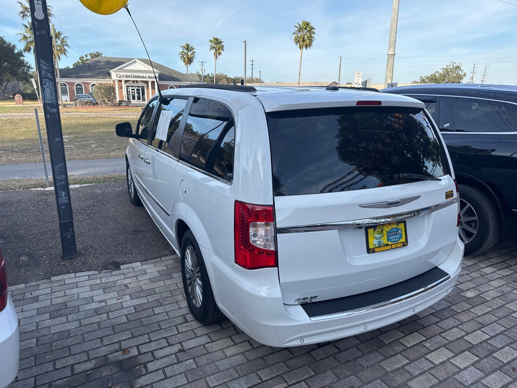 2016 Chrysler Town & Country Image 4