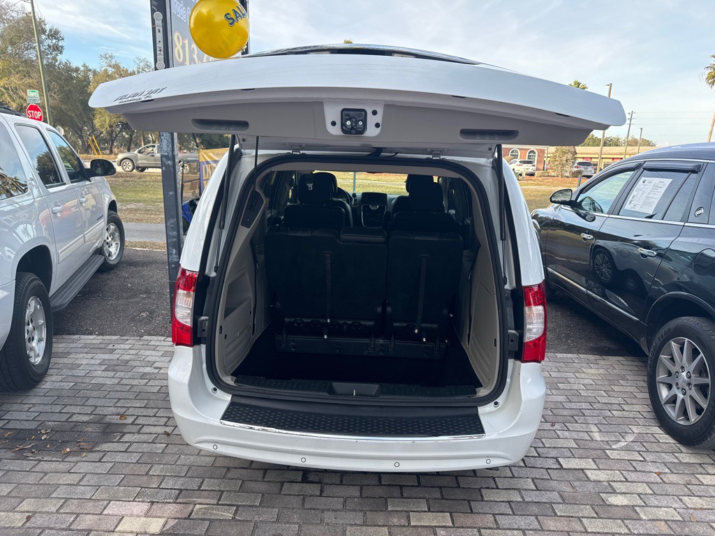 2016 Chrysler Town & Country Image 7