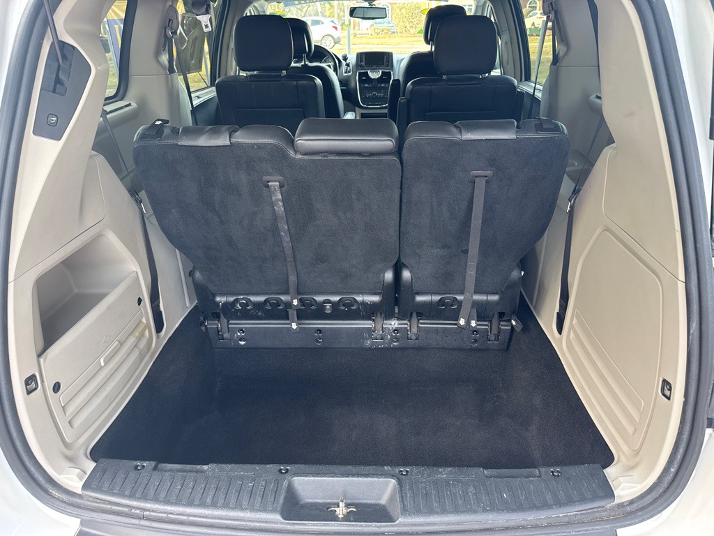 2016 Chrysler Town & Country Image 8