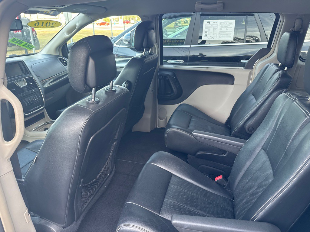 2016 Chrysler Town & Country Image 10