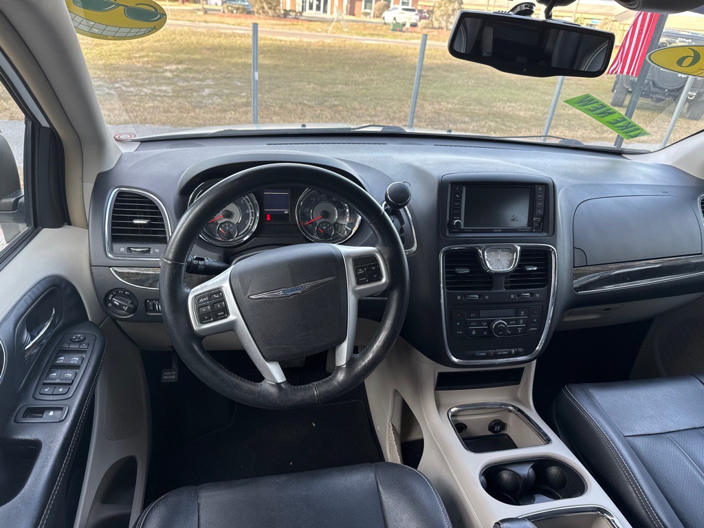2016 Chrysler Town & Country Image 11