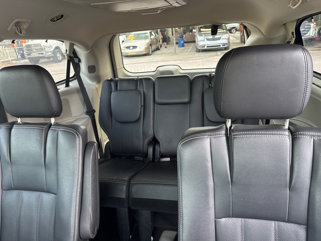 2016 Chrysler Town & Country Image 12