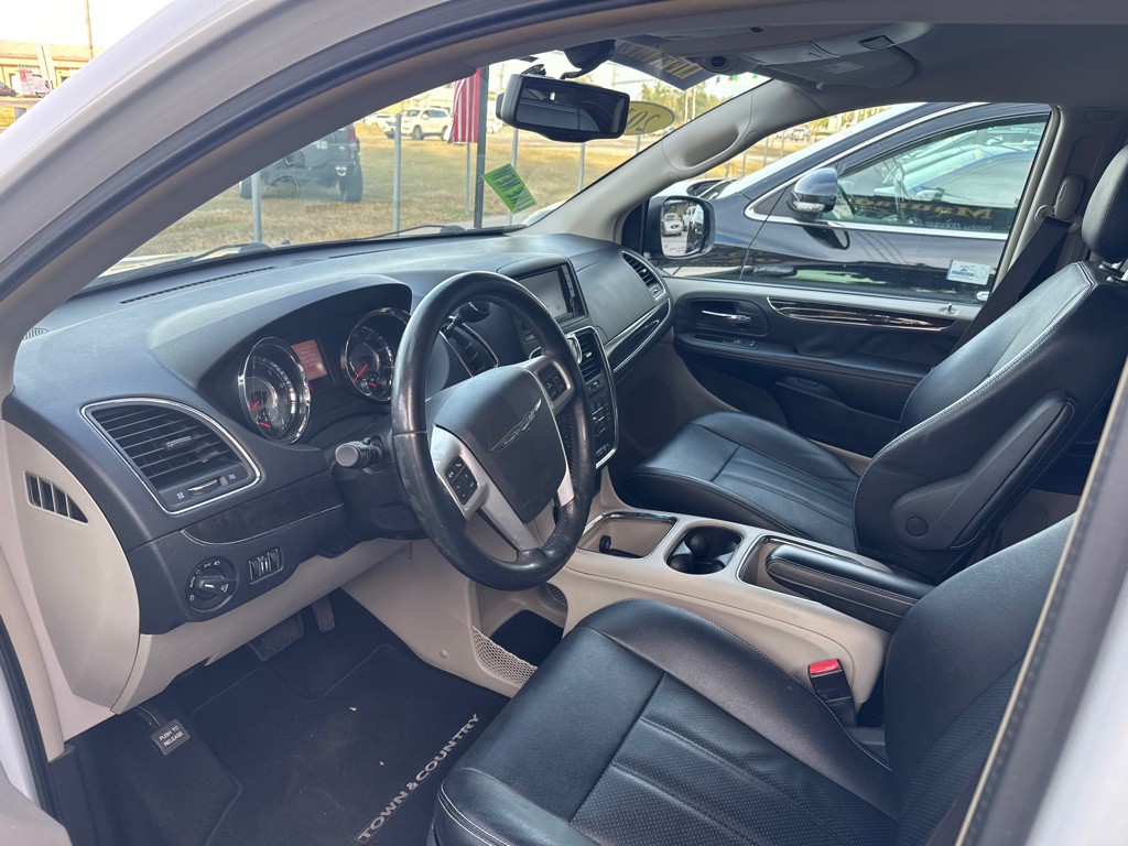 2016 Chrysler Town & Country Image 13