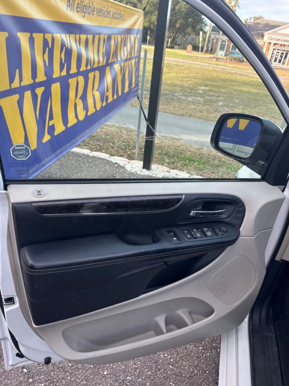 2016 Chrysler Town & Country Image 14