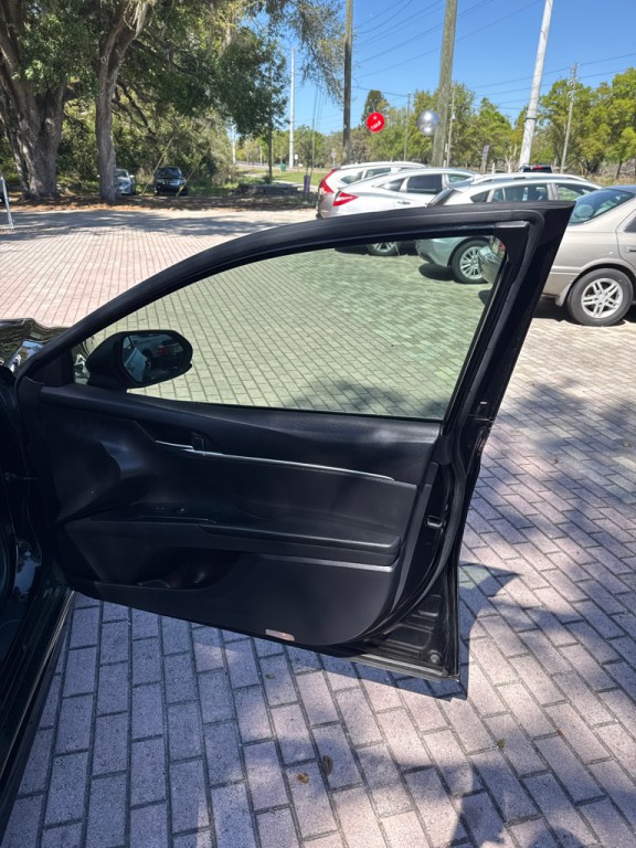 2018 Toyota Camry Image 20