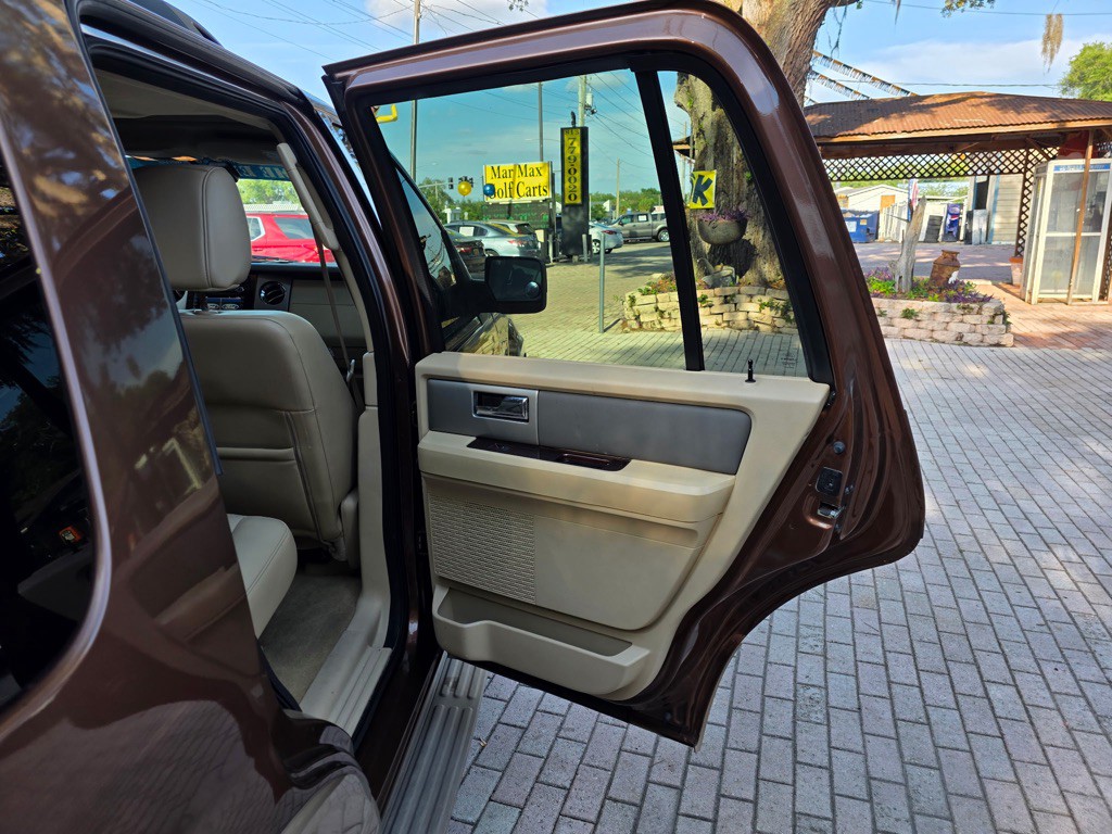 2011 Ford Expedition Image 2