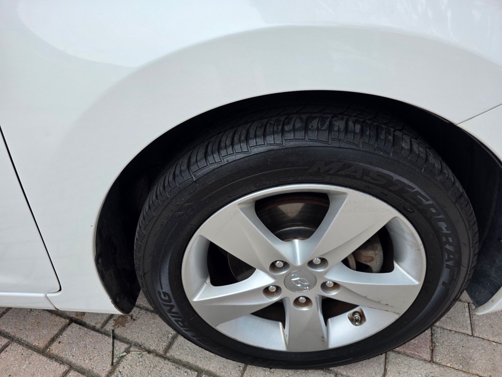 2013 Hyundai Elantra Image 8