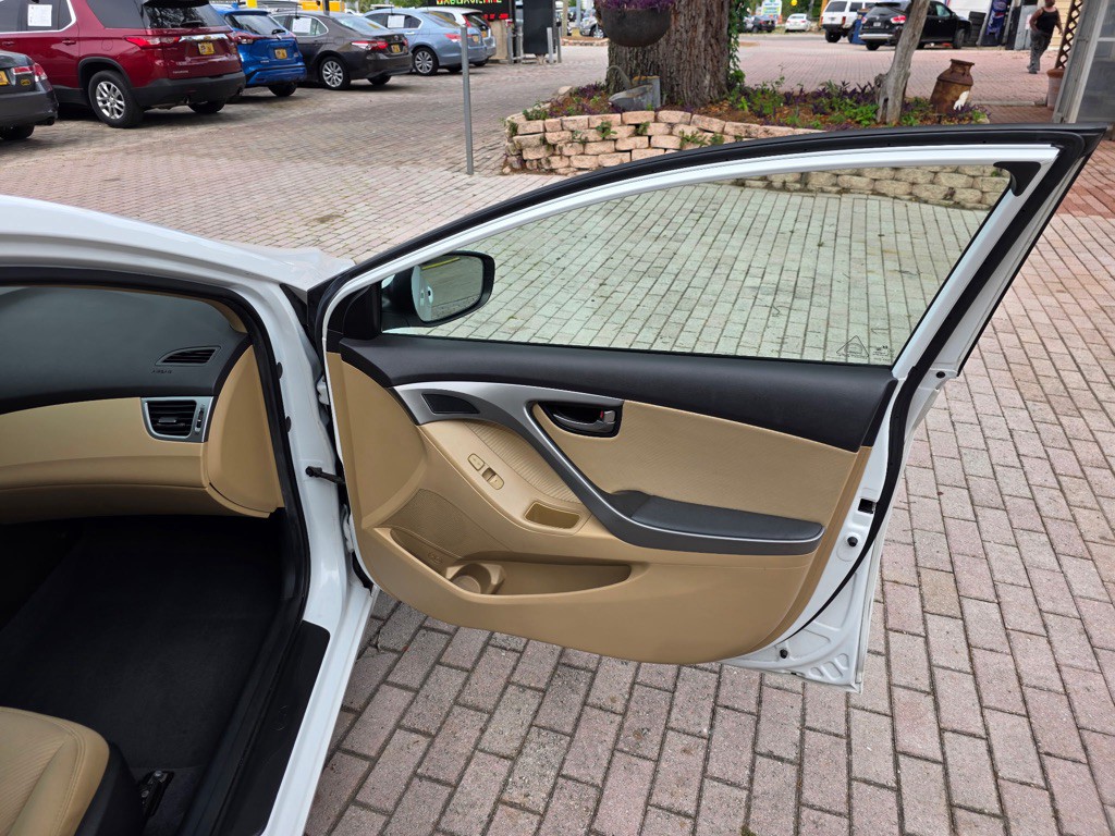2013 Hyundai Elantra Image 9