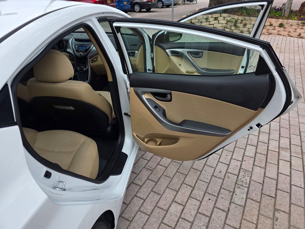 2013 Hyundai Elantra Image 10