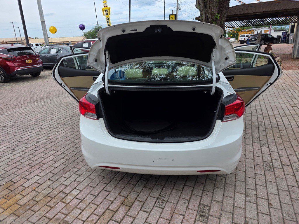 2013 Hyundai Elantra Image 19