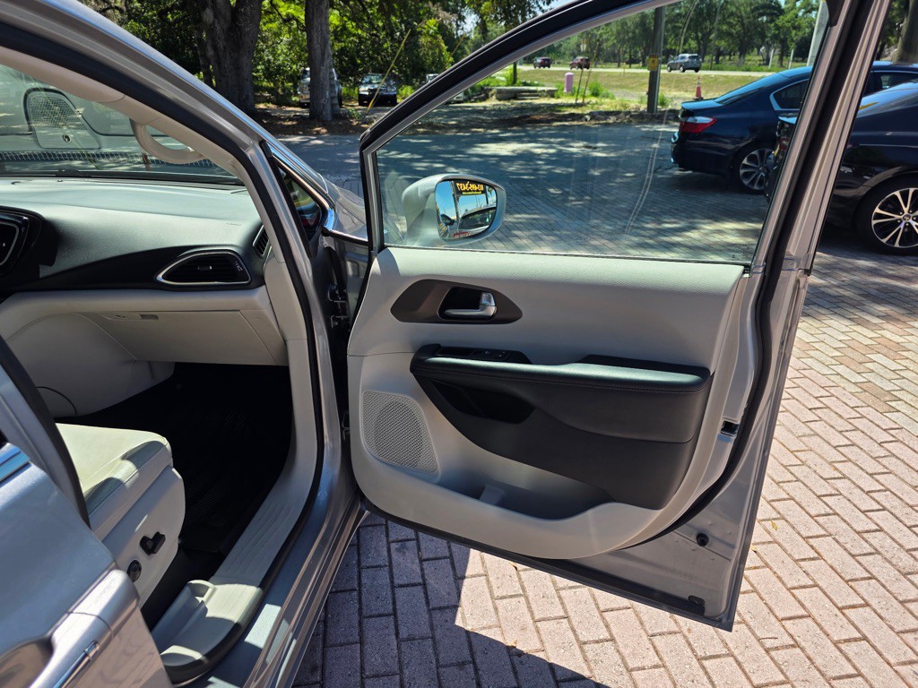 2019 Chrysler Pacifica Image 16