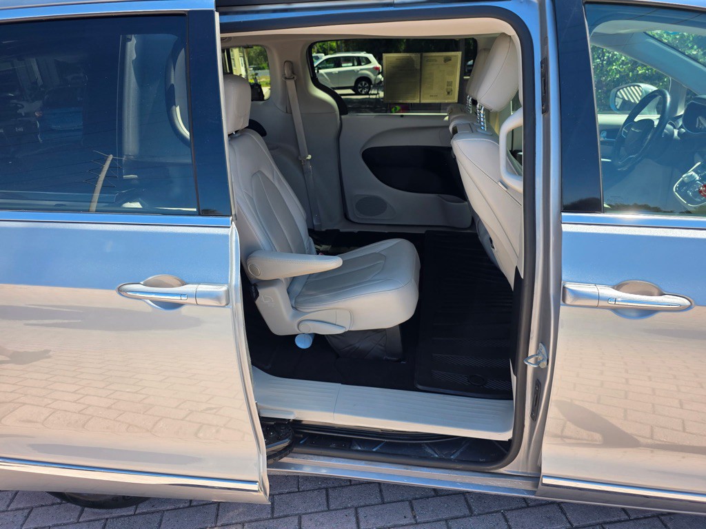 2019 Chrysler Pacifica Image 17