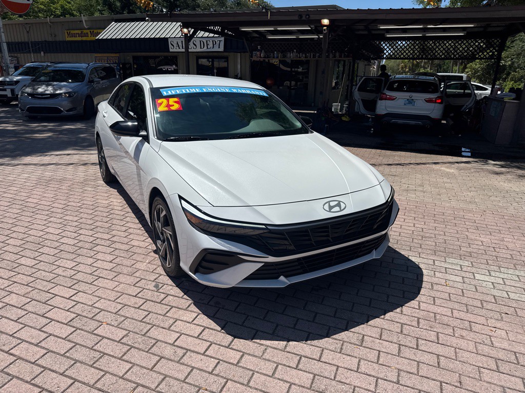 2025 Hyundai Elantra Image 2