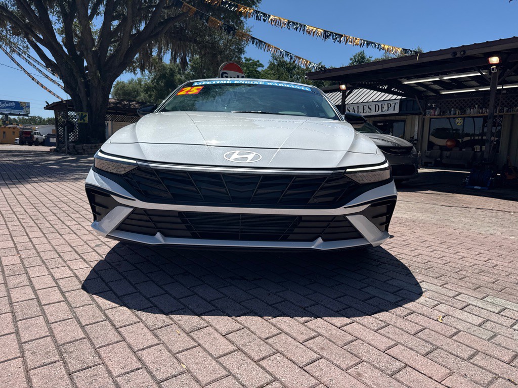 2025 Hyundai Elantra Image 3
