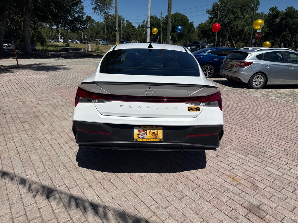 2025 Hyundai Elantra Image 7