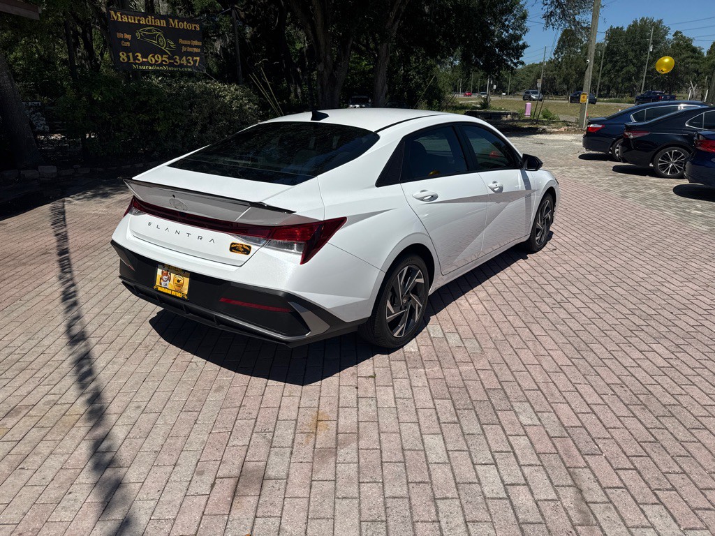 2025 Hyundai Elantra Image 8