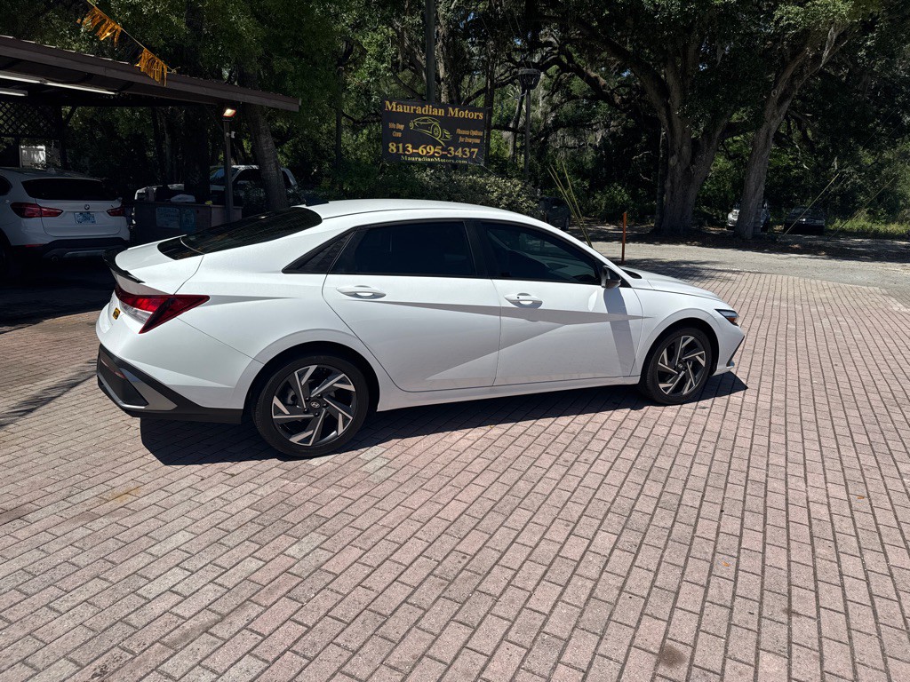2025 Hyundai Elantra Image 9