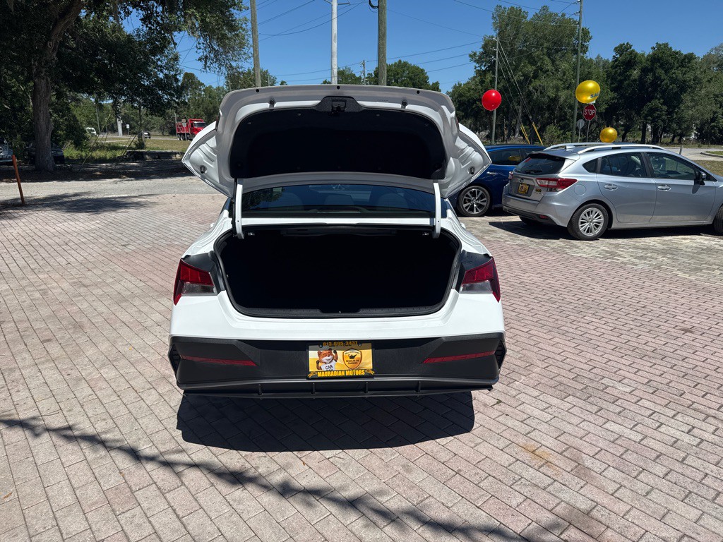 2025 Hyundai Elantra Image 15