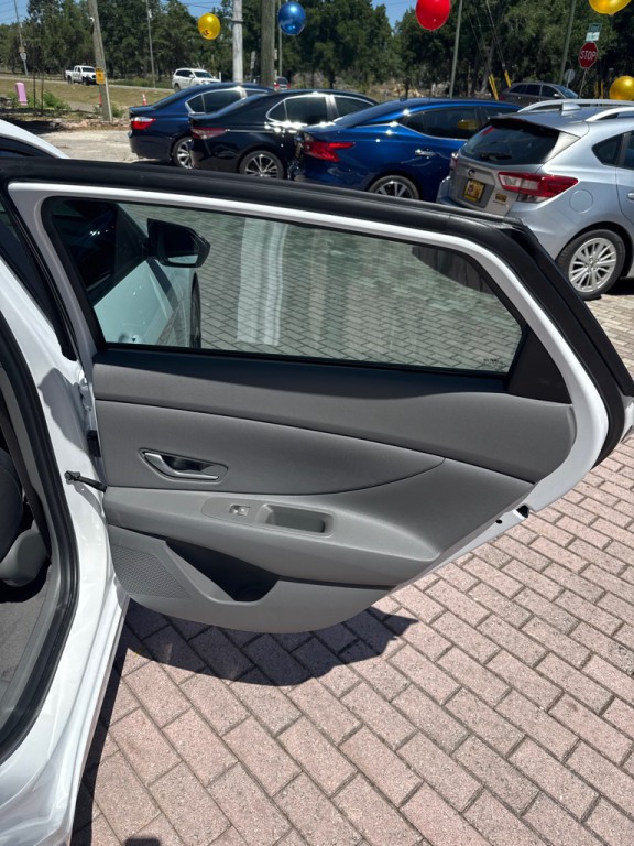 2025 Hyundai Elantra Image 17